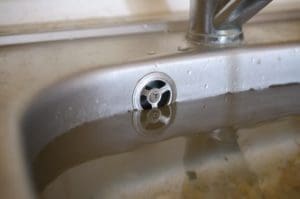 Evier bouché eau qui déborde